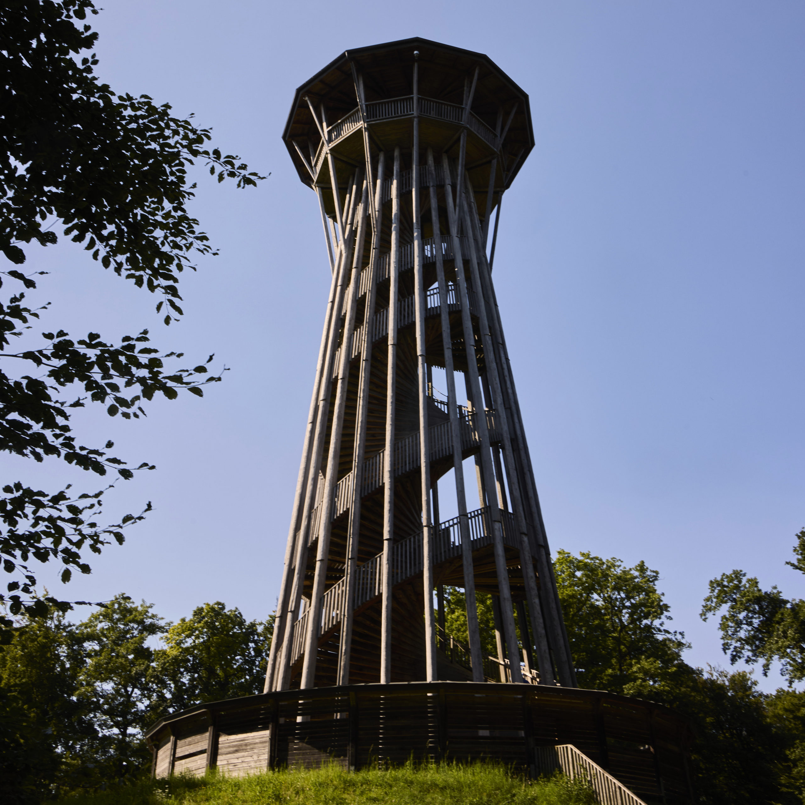 <p class="p1"><strong>10:00 Uhr – Die Aussicht vom Turm von Sauvabelin geniessen</strong></p>
