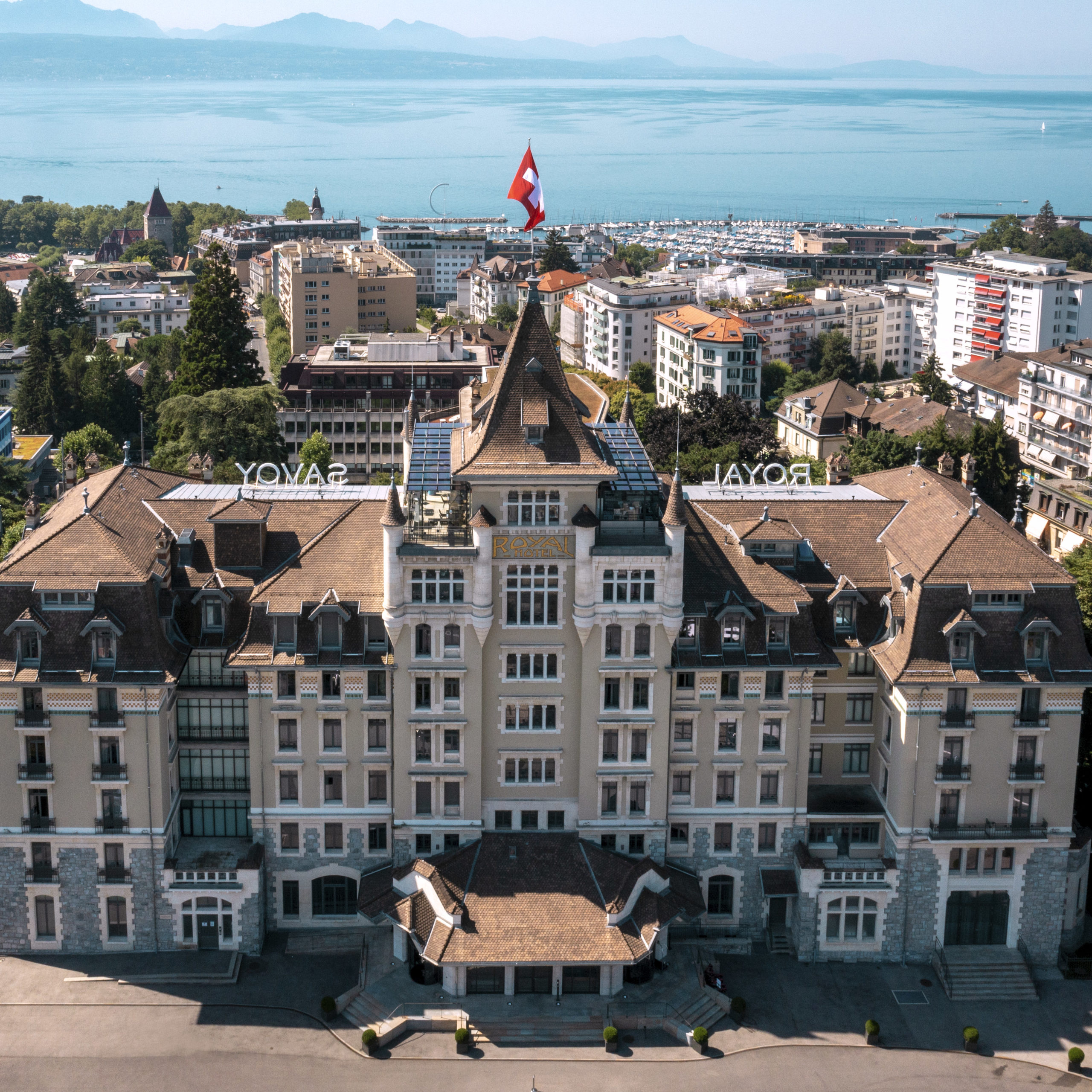 <p class="p1"><strong>18:30 Uhr – Aperitif über den Dächern im Royal Savoy</strong></p>

